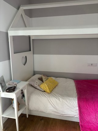 Cama con dosel blanca con corazón