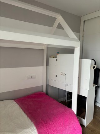 Cama con dosel blanca con corazón
