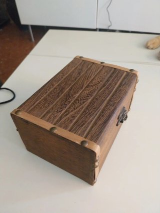 Caja de madera con detalles metálicos