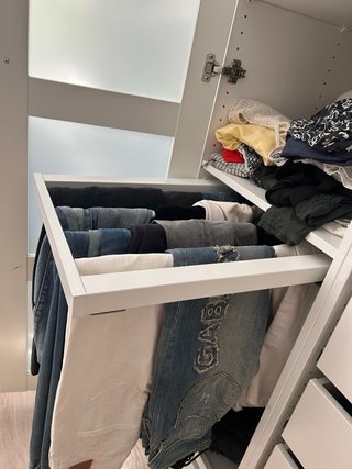 Armario moderno IKEA blanco con puertas de cristal