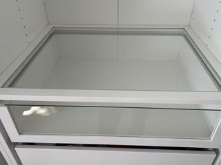 Armario moderno IKEA blanco con puertas de cristal