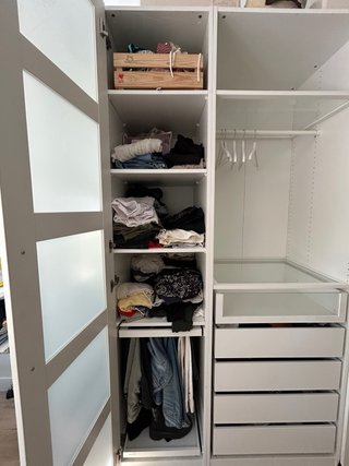 Armario moderno IKEA blanco con puertas de cristal