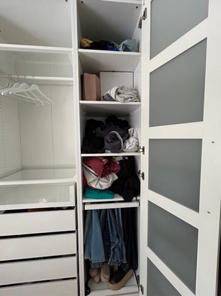 Armario moderno IKEA blanco con puertas de cristal