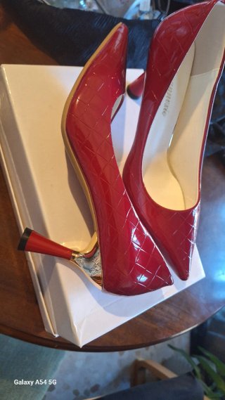 Zapatos de tacón rojos y dorados