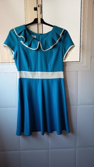 Vestido vintage azul cuello blanco. Kling