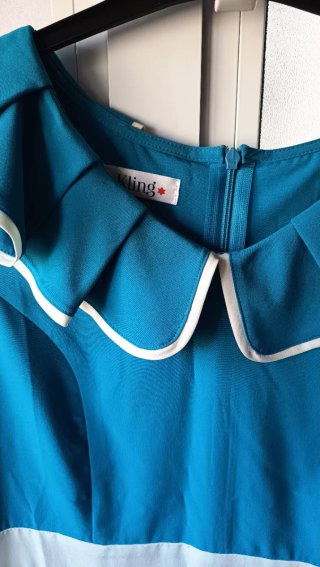 Vestido vintage azul cuello blanco. Kling