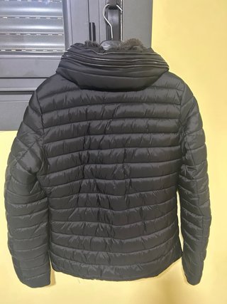 Cazadora negra con capucha y pelo