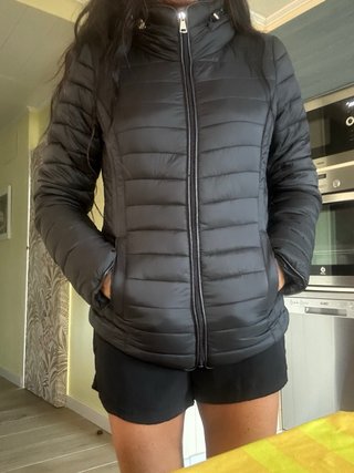 Cazadora negra con capucha y pelo