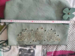 Bolso verde con cadena y detalle