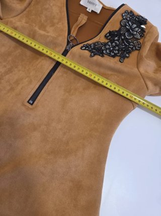 Vestido marrón con bordado negro