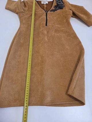 Vestido marrón con bordado negro