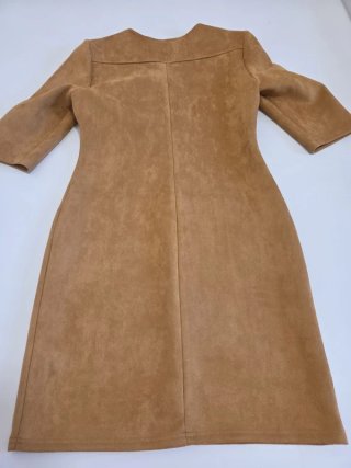 Vestido marrón con bordado negro