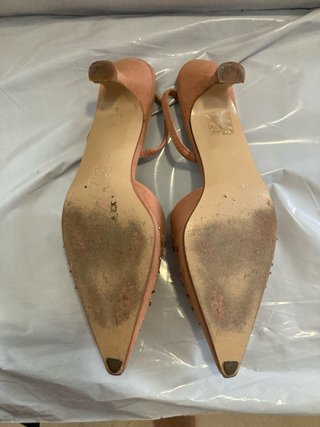 Zapatos de tacón Nuria Cobo con pedrería