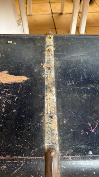 Baúl antiguo de madera y metal