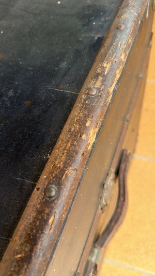Baúl antiguo de madera y metal