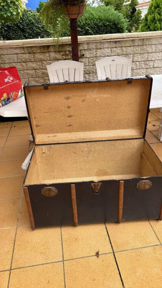Baúl antiguo de madera y metal