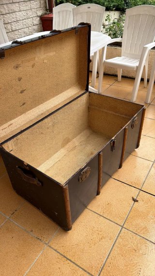 Baúl antiguo de madera y metal