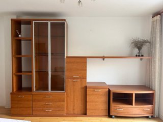 Mueble de comedor madera y cristal.