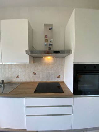 Cucina componibile bianca e nera