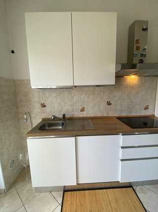 Cucina componibile bianca e nera