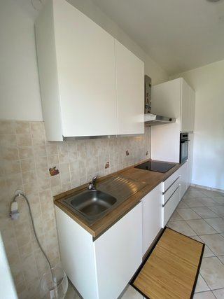 Cucina componibile bianca e nera
