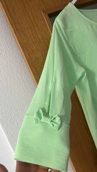 Blusa verde menta con lazos en manga