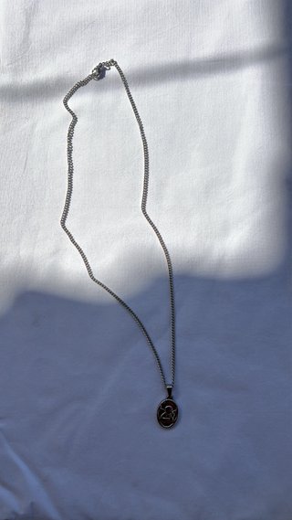 Collar con colgante de ángel dorado