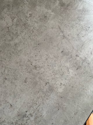 Mesa IKEA efecto cemento + patas negras