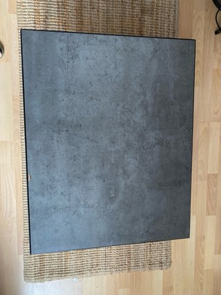 Mesa IKEA efecto cemento + patas negras