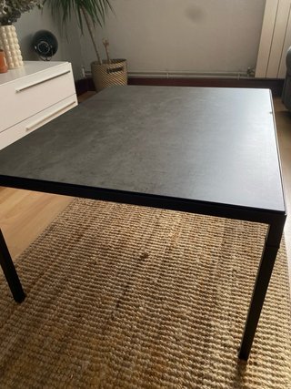 Mesa IKEA efecto cemento + patas negras