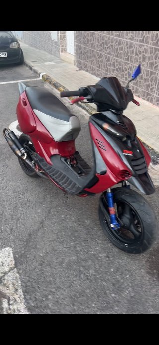 Beta Ark LC Scooter Roja y Negra