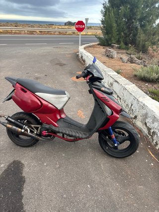 Beta Ark LC Scooter Roja y Negra