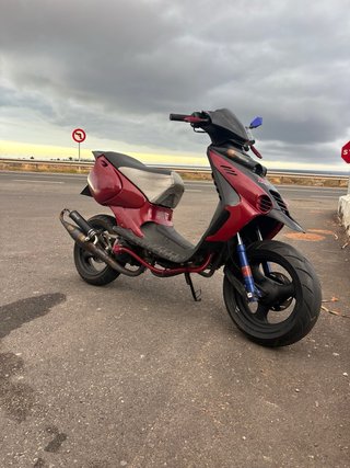 Beta Ark LC Scooter Roja y Negra