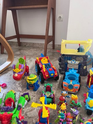 Lote Superthings: Vehículos, Bases y Figuras