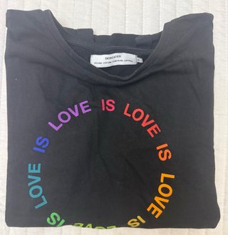 Camiseta Love is Love Arcoíris