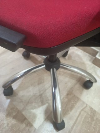 Silla de oficina ergonómica roja