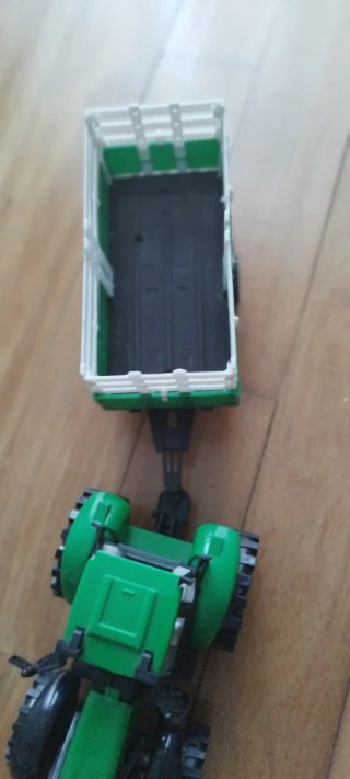 Trator com pá frontal e atrelado