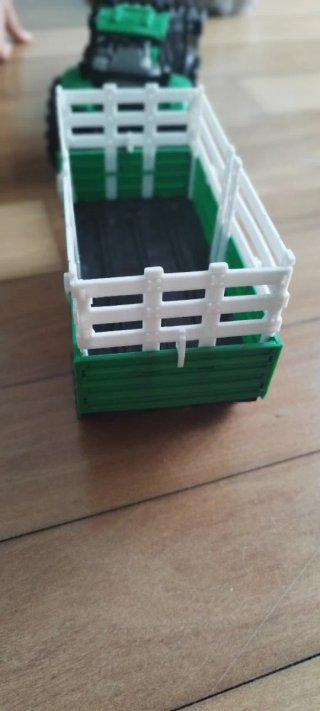 Trator com pá frontal e atrelado