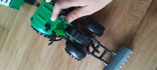 Trator com pá frontal e atrelado