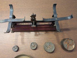 Balanza antigua con pesos