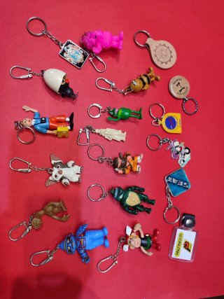 Lote de llaveros de figuras variadas