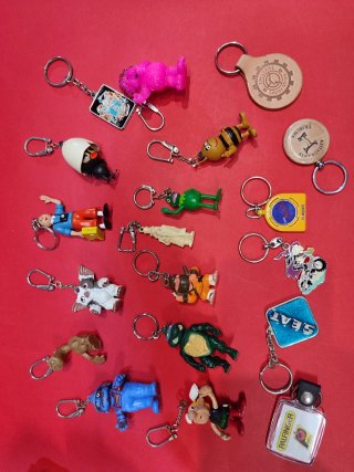 Lote de llaveros de figuras variadas