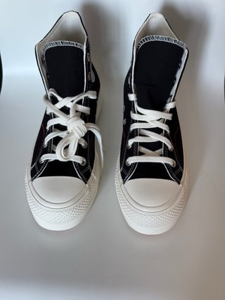Converse original, negras con detalles florales
