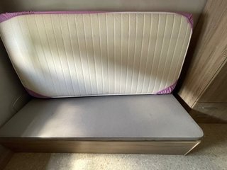 Cama con canapé de madera