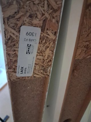 Estanterías de madera blancas, cada una 5€