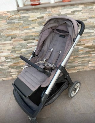 Silla de paseo Inglesina Aptica gris.
