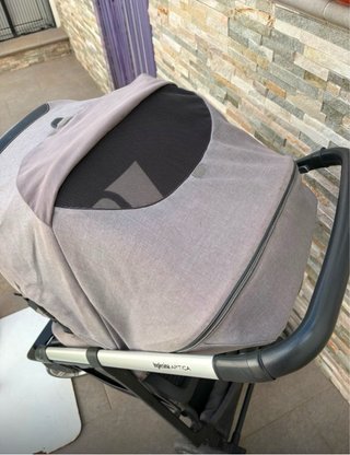 Silla de paseo Inglesina Aptica gris.