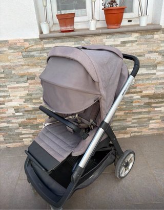 Silla de paseo Inglesina Aptica gris.