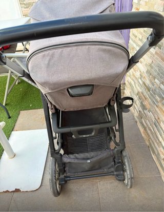 Silla de paseo Inglesina Aptica gris.