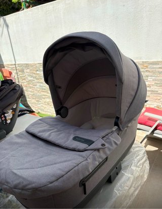 Silla de paseo Inglesina Aptica gris.